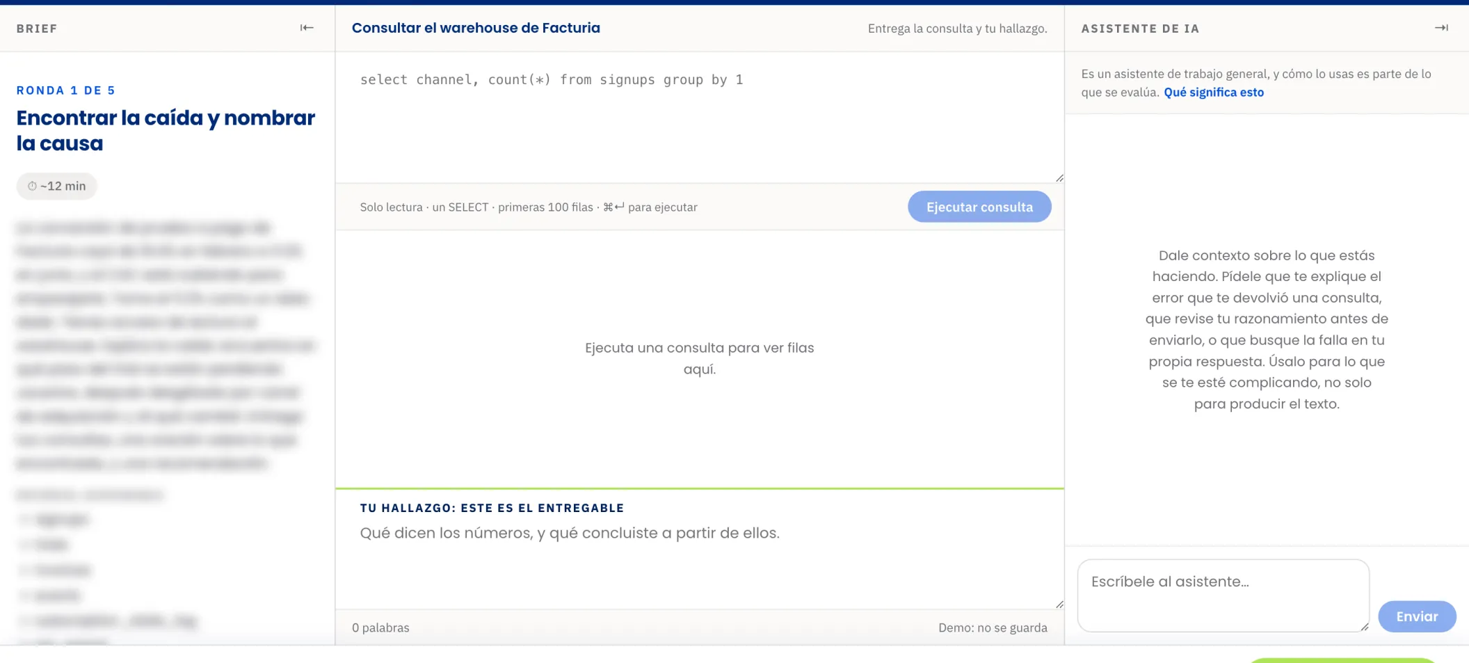 Tela real da avaliação, na versão em espanhol: o brief do caso à esquerda, o espaço de trabalho com uma consulta ao banco de dados no centro e o assistente de IA à direita. O texto do caso está desfocado.